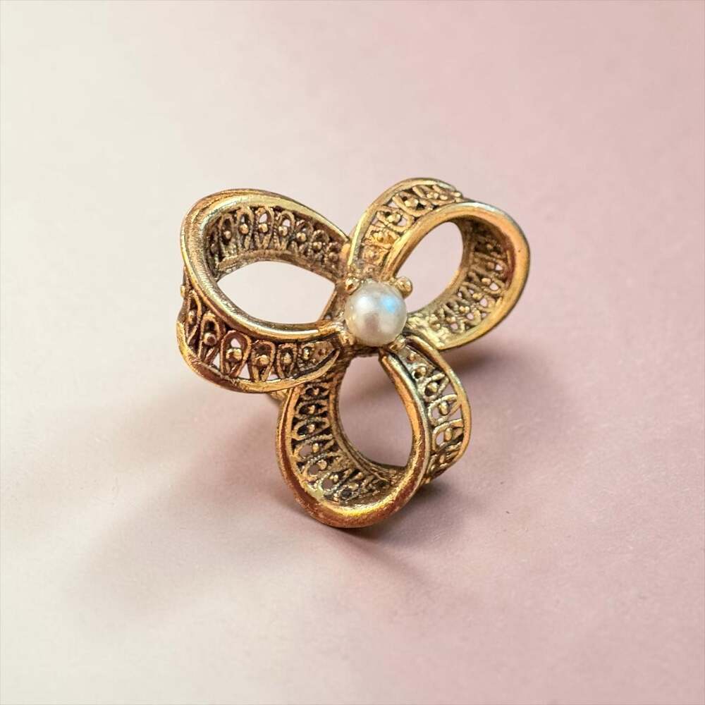 Vintage Winard 12K Gold-Filled Filigree Ribbon Brooch with Faux Pearl